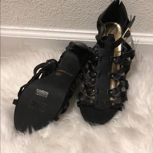 Zapatillas negras de tillos y zipper detras